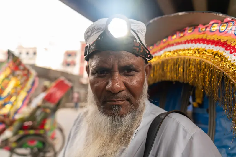 المصباح على جبينه