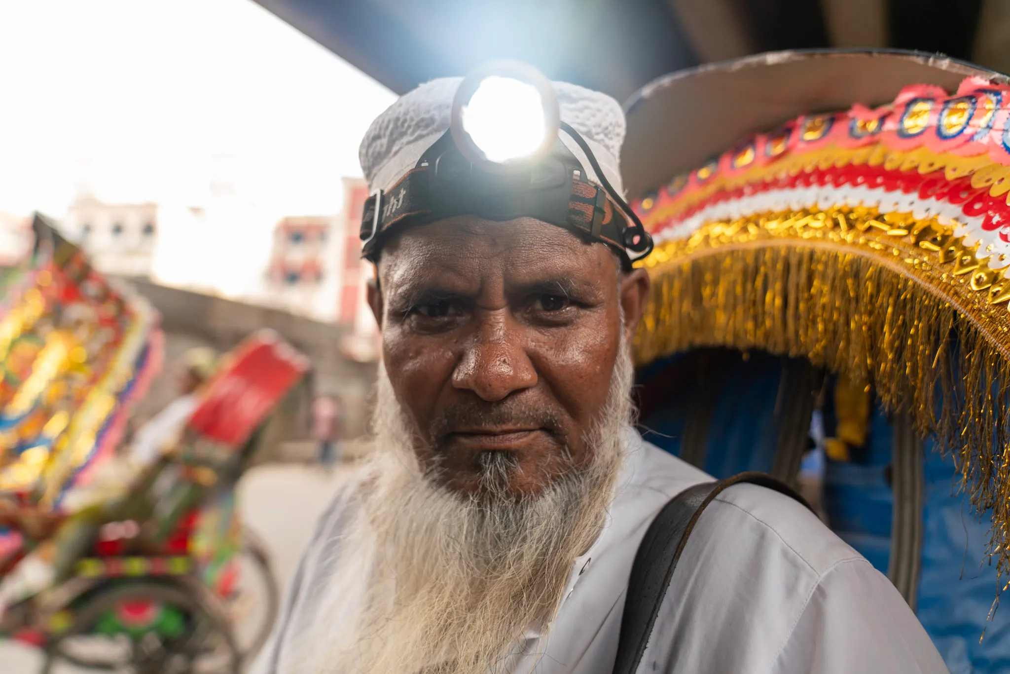 المصباح على جبينه