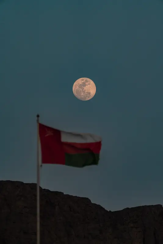 القمر فوق العلم