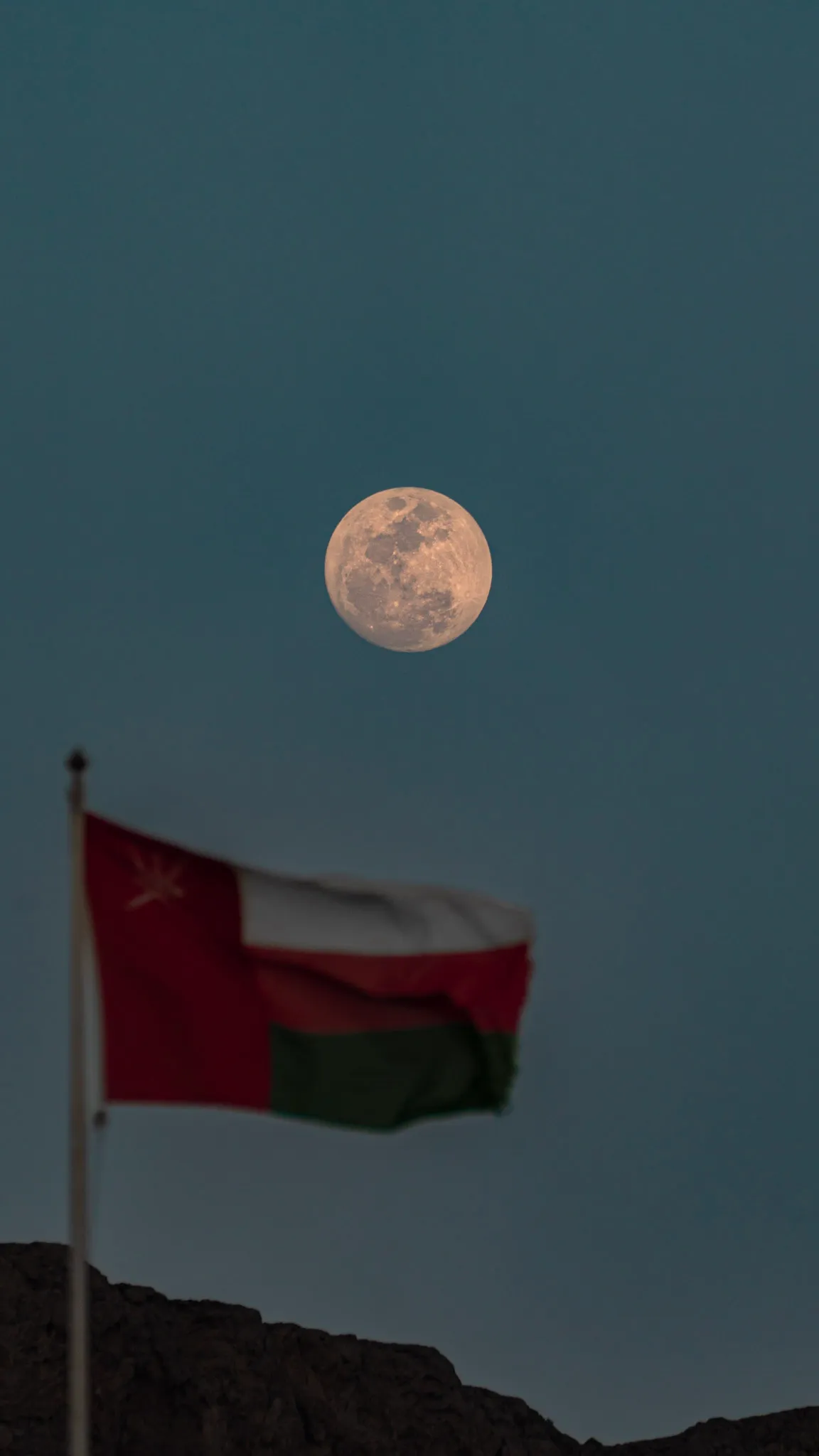 القمر فوق العلم