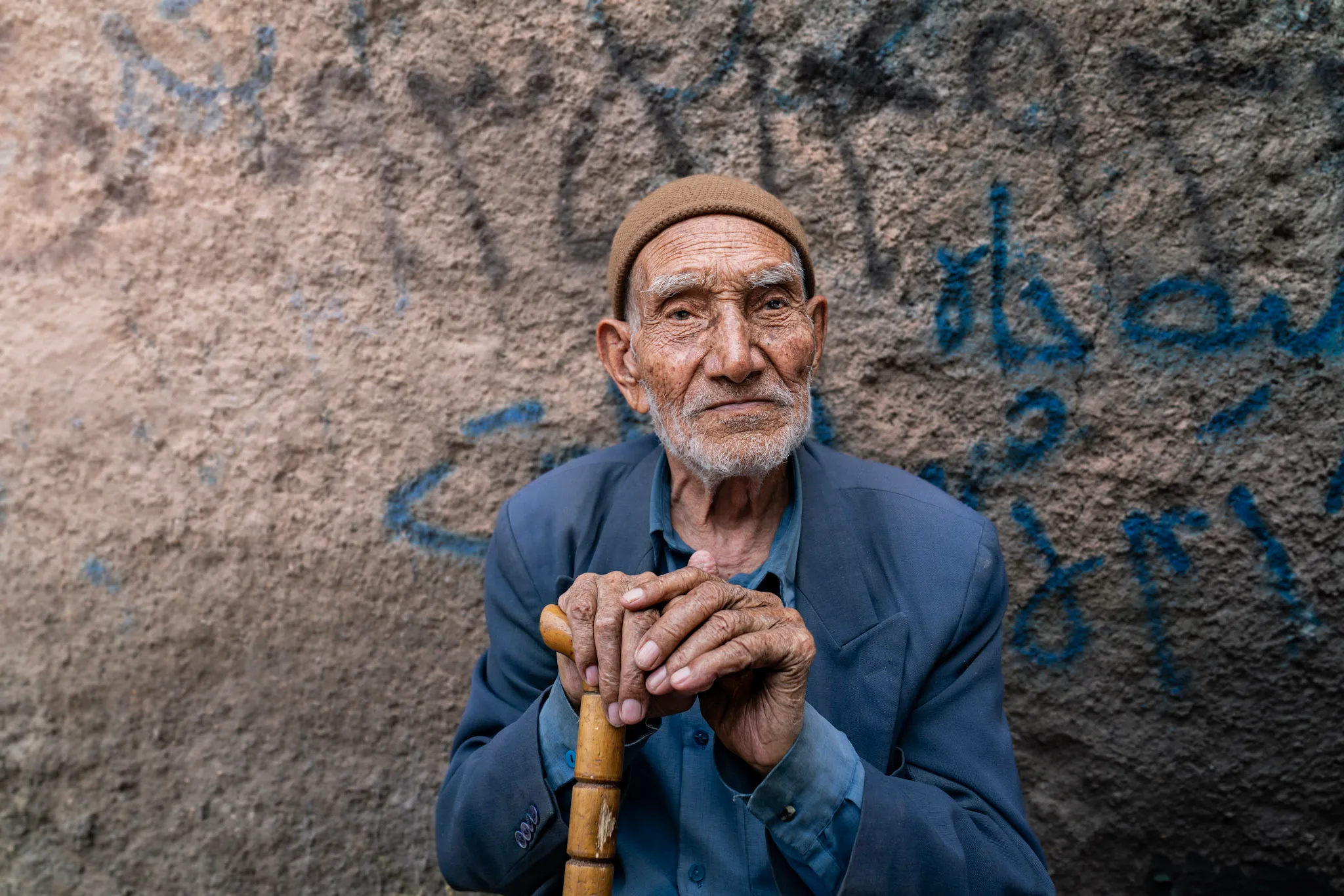 شيخٌ عند الجدار الأزرق