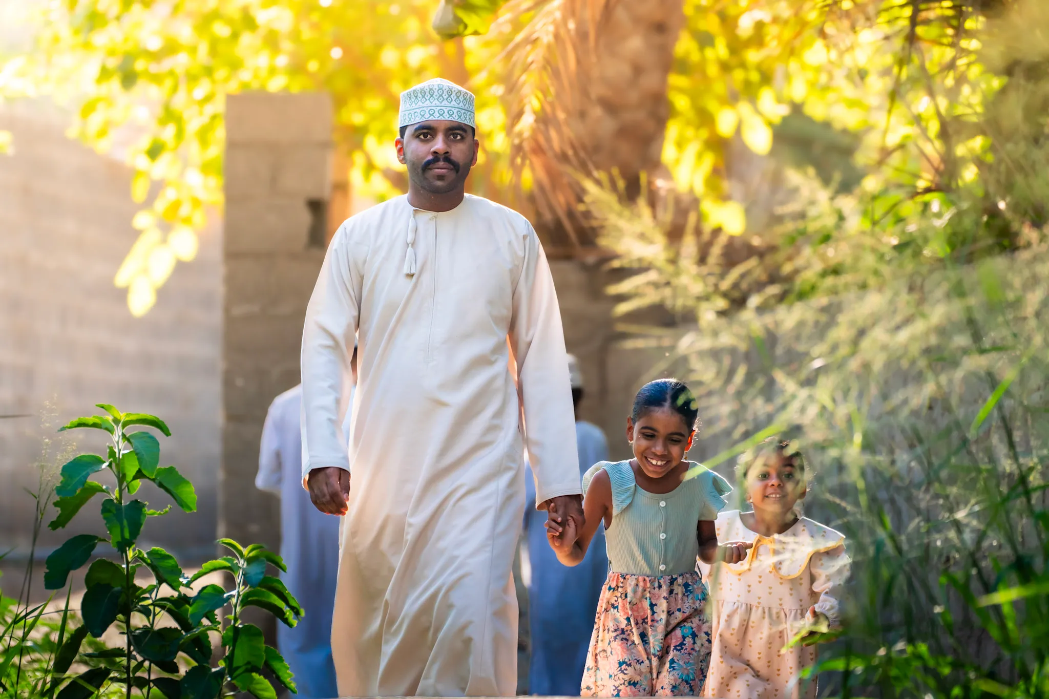 ماشياً مع البنات