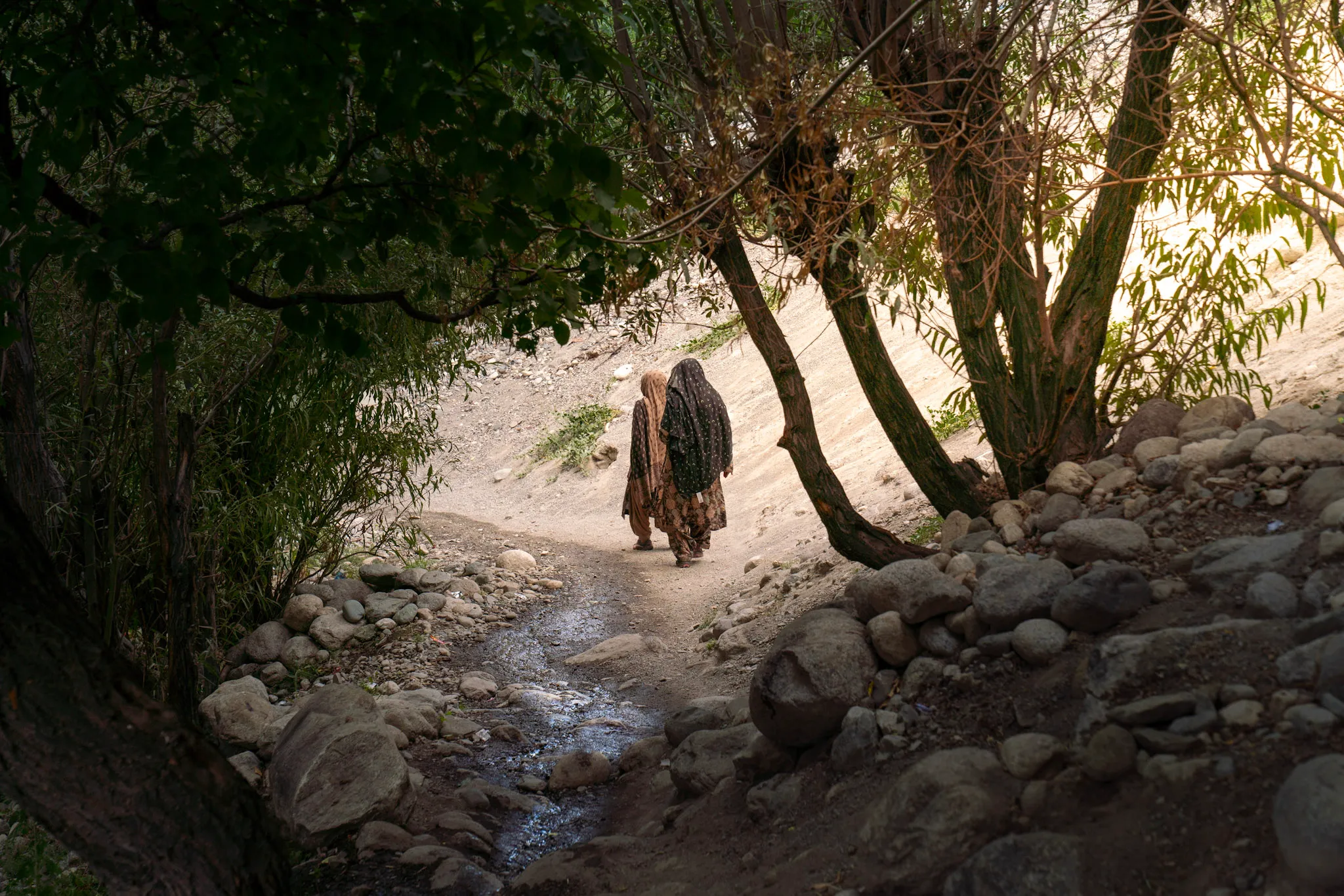 امرأة في درب النهر