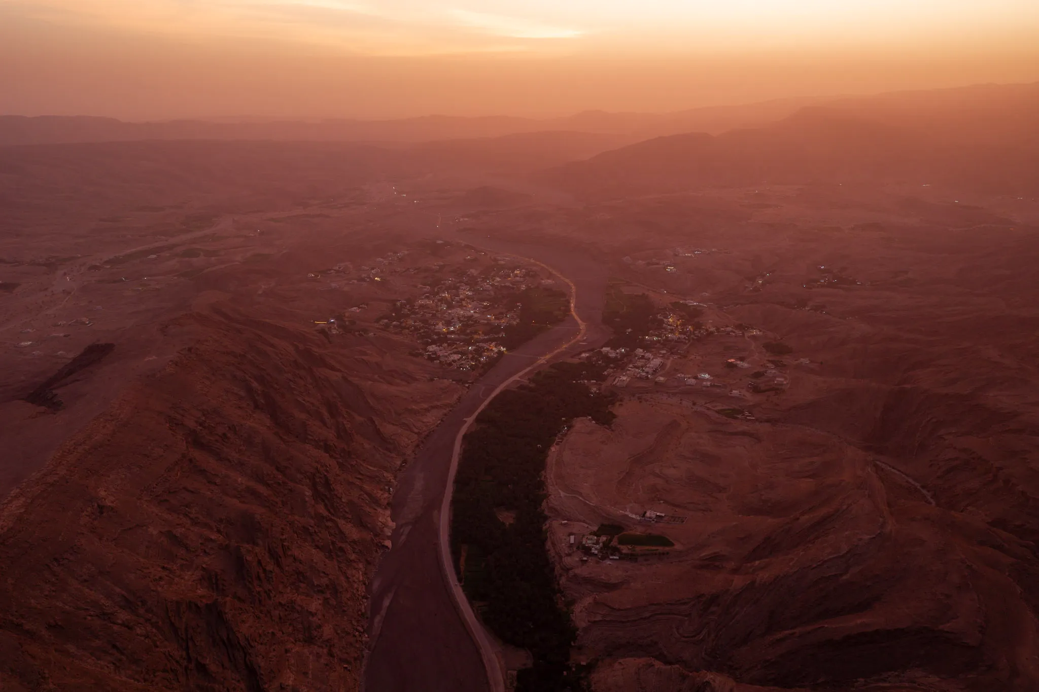 الوادي عند الغسق